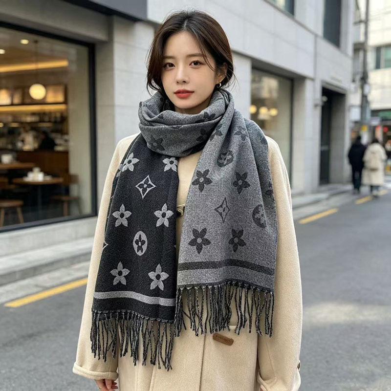 Infinity Scarf Knit - Stylowy damski szal z motywem narodowym,