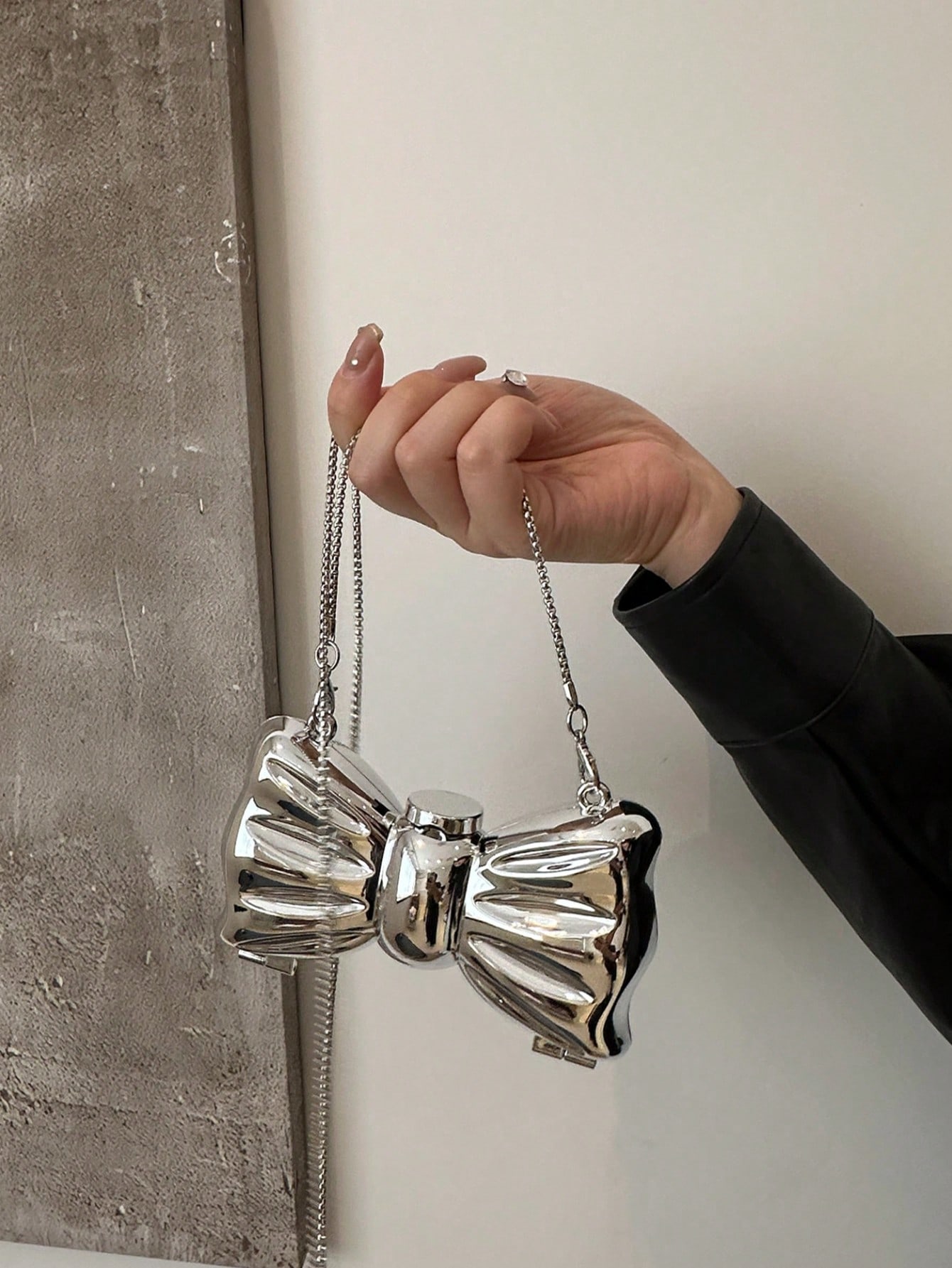 Tie Clip Silver - Mała, błyszcząca torebka typu clutch z