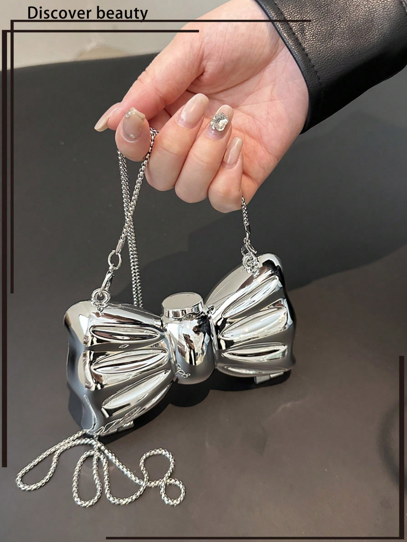 Mała, błyszcząca torebka typu  – Tie Clip Silver recenzja i cena