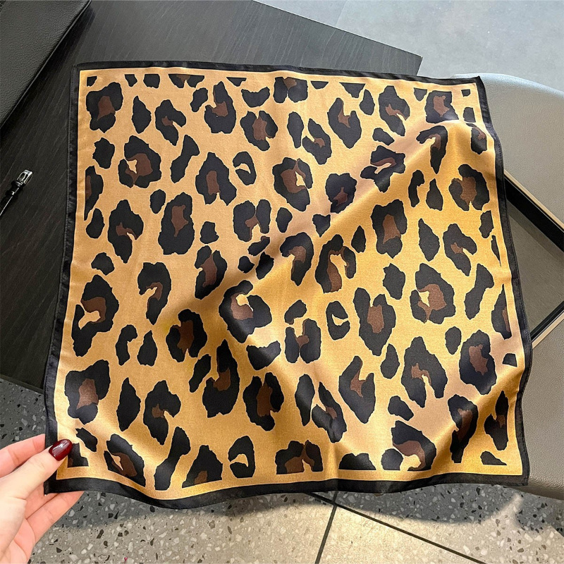 Jedwabna apaszka w panterkę, b – Scarf Silk Square recenzja i cena